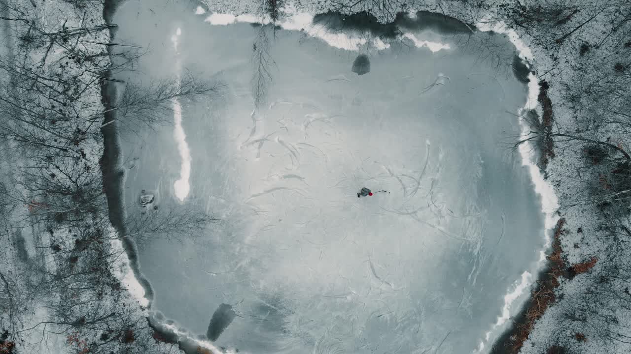캐나다의 얼어붙은 연못이나 호수에서 아이스하키를 하는 싱글 플레이어를 내려다보는 드론