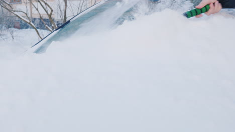 一個女人從她的車上移除雪