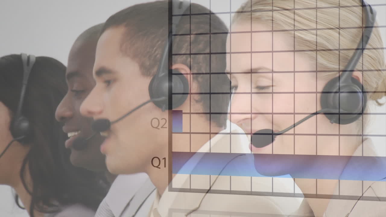 animación de estadísticas y procesamiento de datos sobre personas de negocios que usan auriculares telefónicos