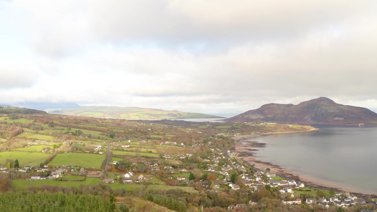 Un drone rivela il villaggio e la baia di Lamlash con Holy Isle in lontananza, Arran.