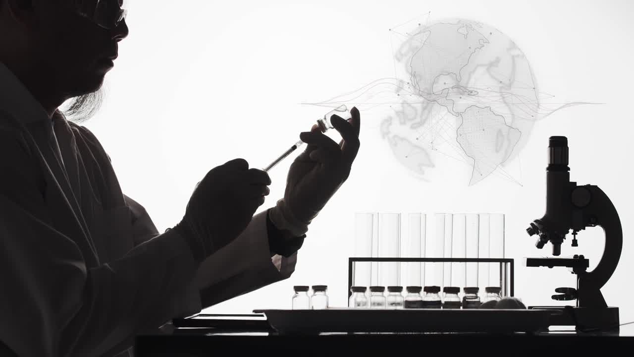 한 과학자가 세계적인 유행병 동안 실험실에서 주사기로 유리병에서 백신을 추출합니다 - 회전하는 지구 그래픽이 있는 실루엣