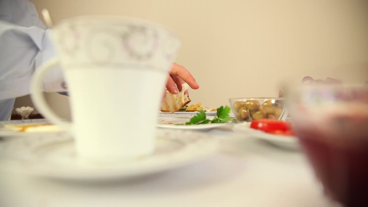 집에서 아침 식사를 하는 사업가