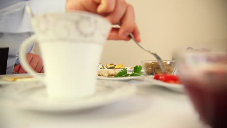 hombre de negocios desayunando en casa