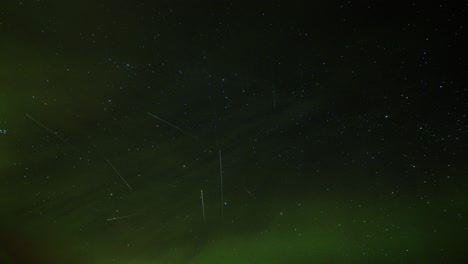 el hermoso espectáculo de la aurora boreal en el cielo estrellado sobre el desolado paisaje de la tundra