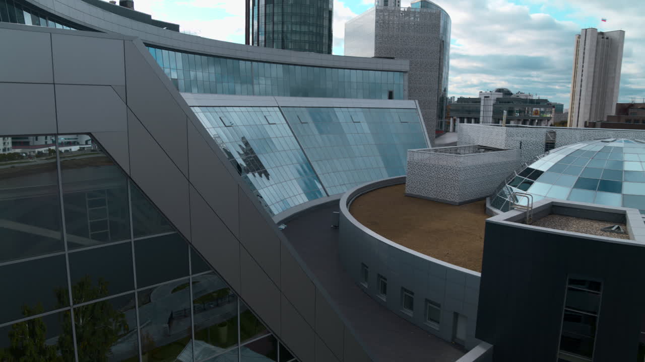 edificio de vidrio moderno en un paisaje urbano