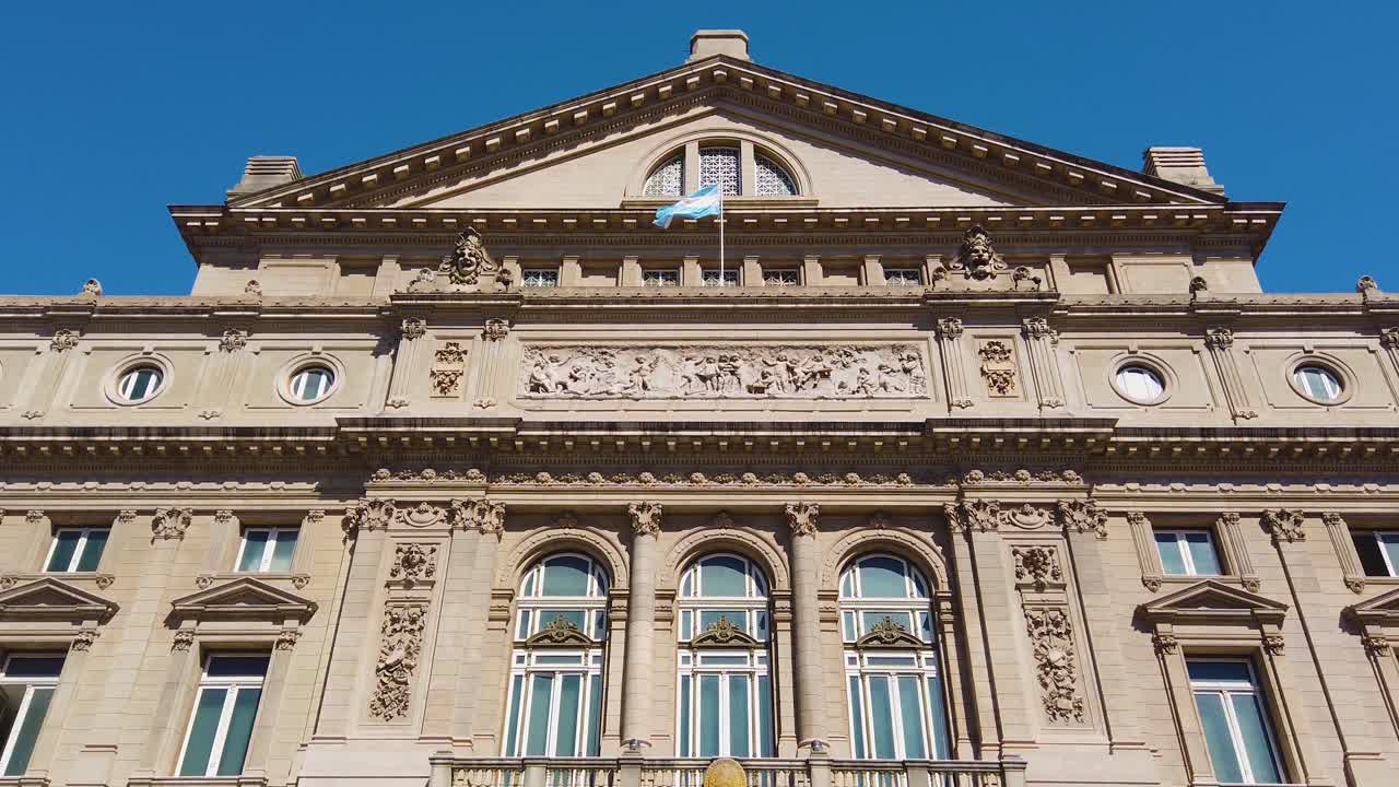 Inquadratura dal basso della storica facciata del Teatro Colón di Buenos Aires, Argentina.