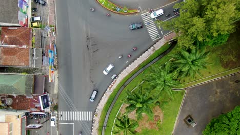 tráfico por carretera en el cruce bayeman t en magelang, indonesia vista aérea superior