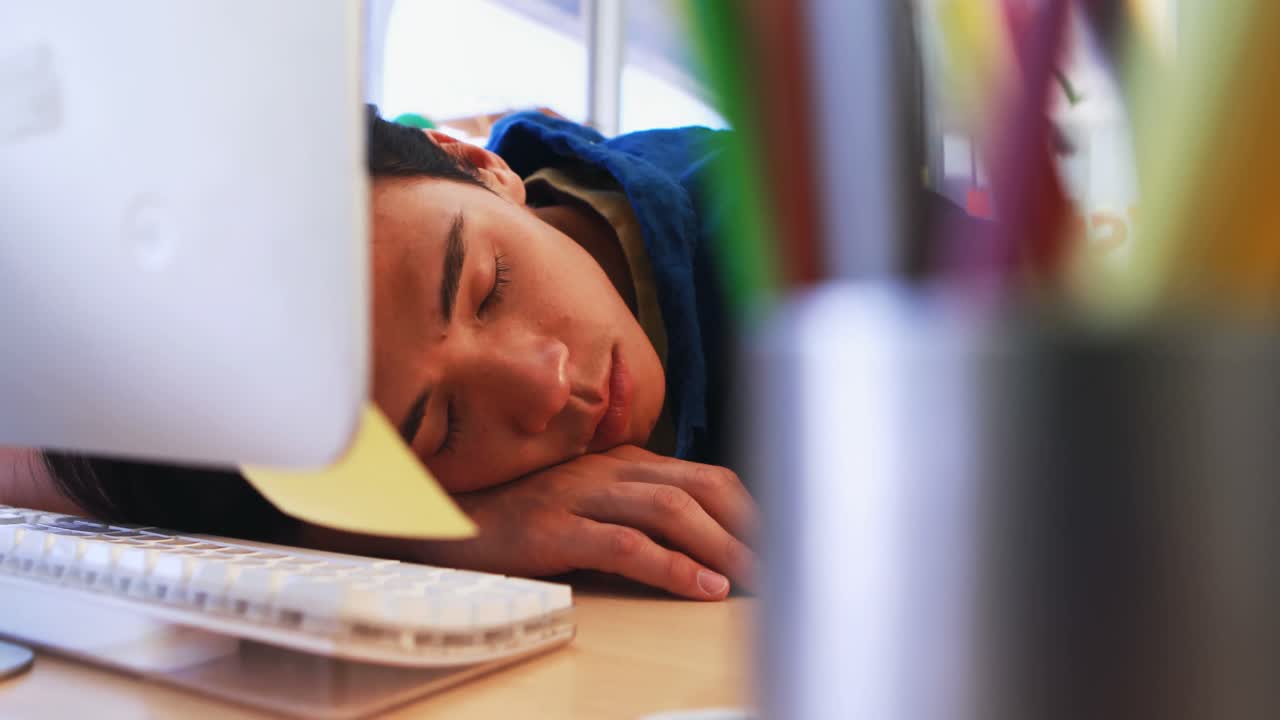 Male executive resting at his desk 4k