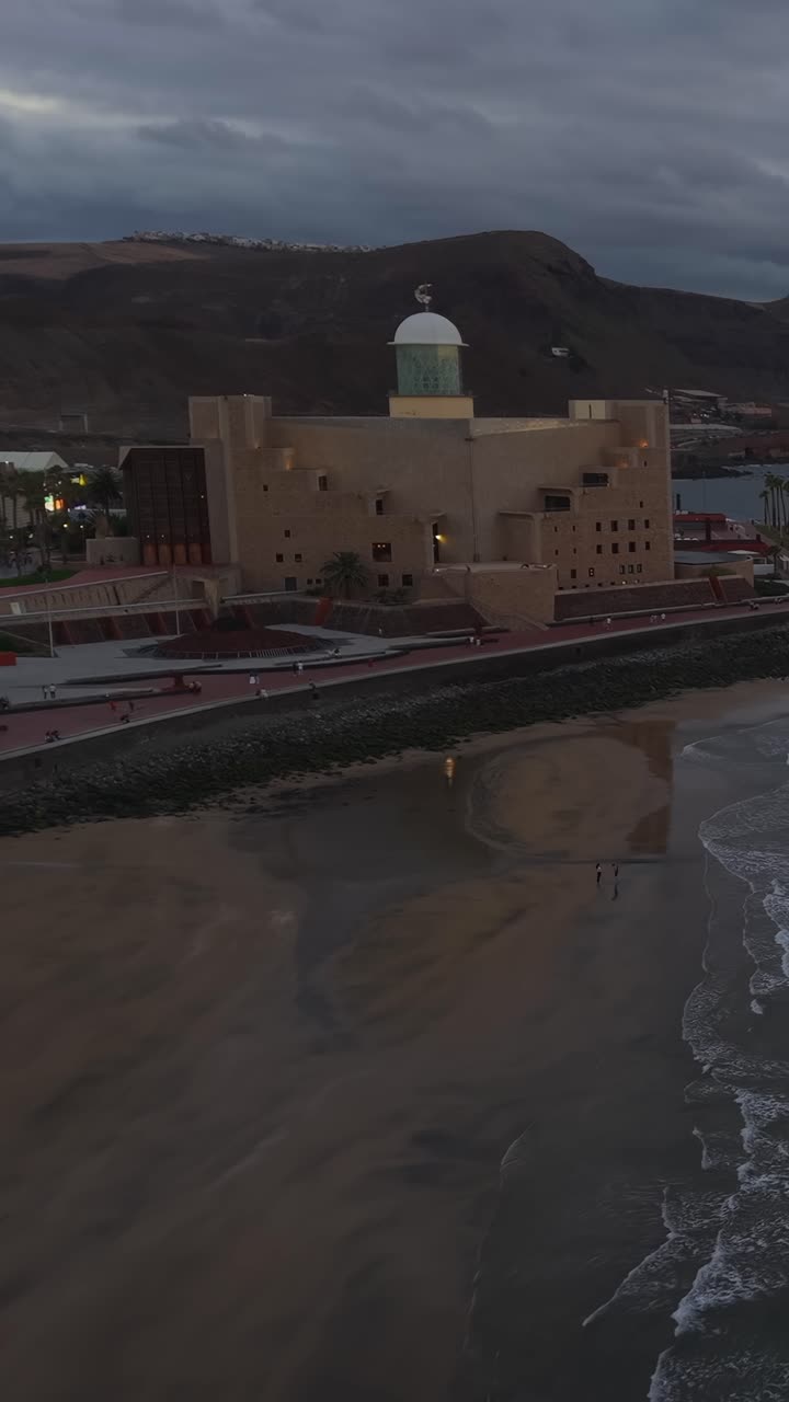 Esplora dall'alto l'Auditorium Alfredo Kraus e la spiaggia di Las Canteras sull'isola di Gran Canaria, Isole Canarie