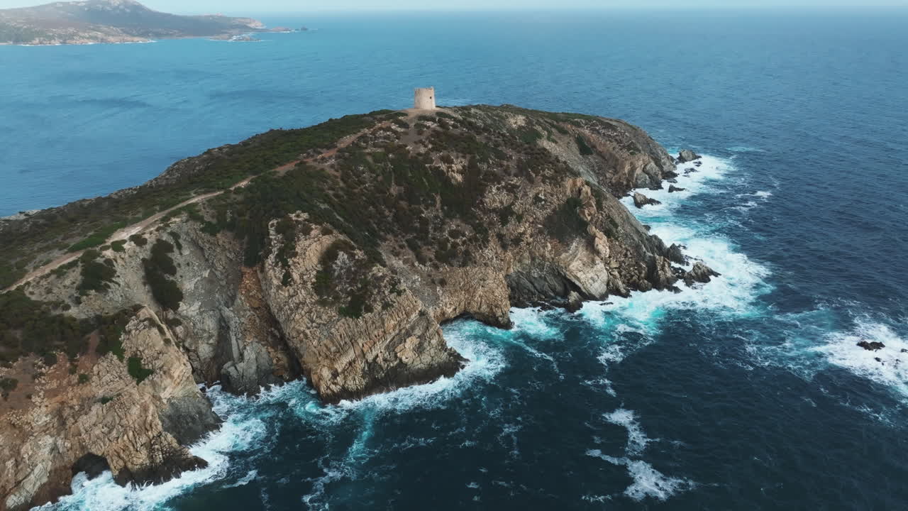 cabo malfanato desde arriba: una perspectiva única de la torre de malfanato en cerdeña