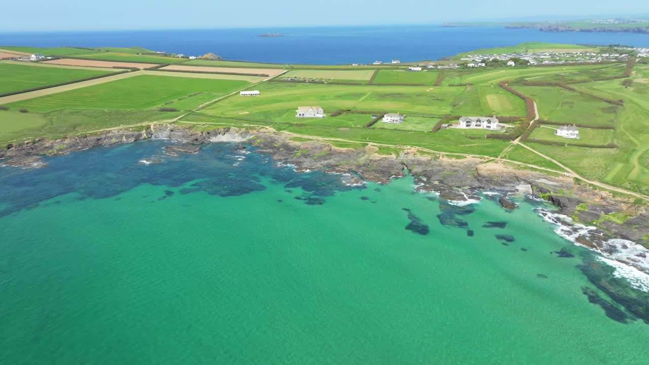 콘스탄틴 베이 (constantine bay) 의 풍경은 영국의 여름날에 코른월 (cornwall) 해안선 위를 는 드론에서 볼 수 있습니다.