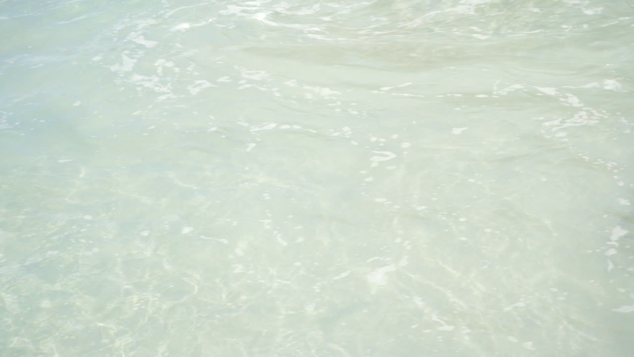 여름 햇살에 반짝이는 푸른 신선한 차가운 바닷물