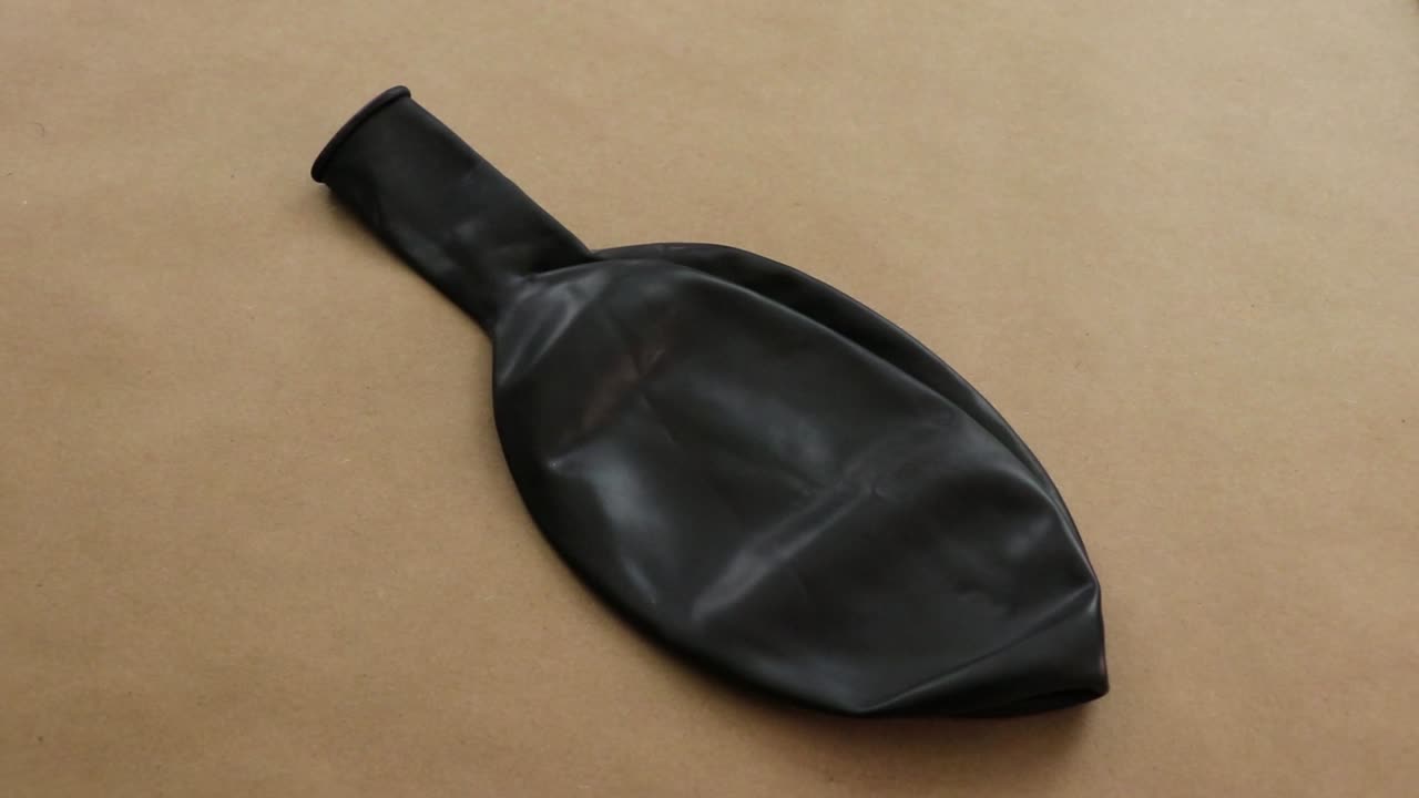 un globo gigante de látex negro en papel artesanal