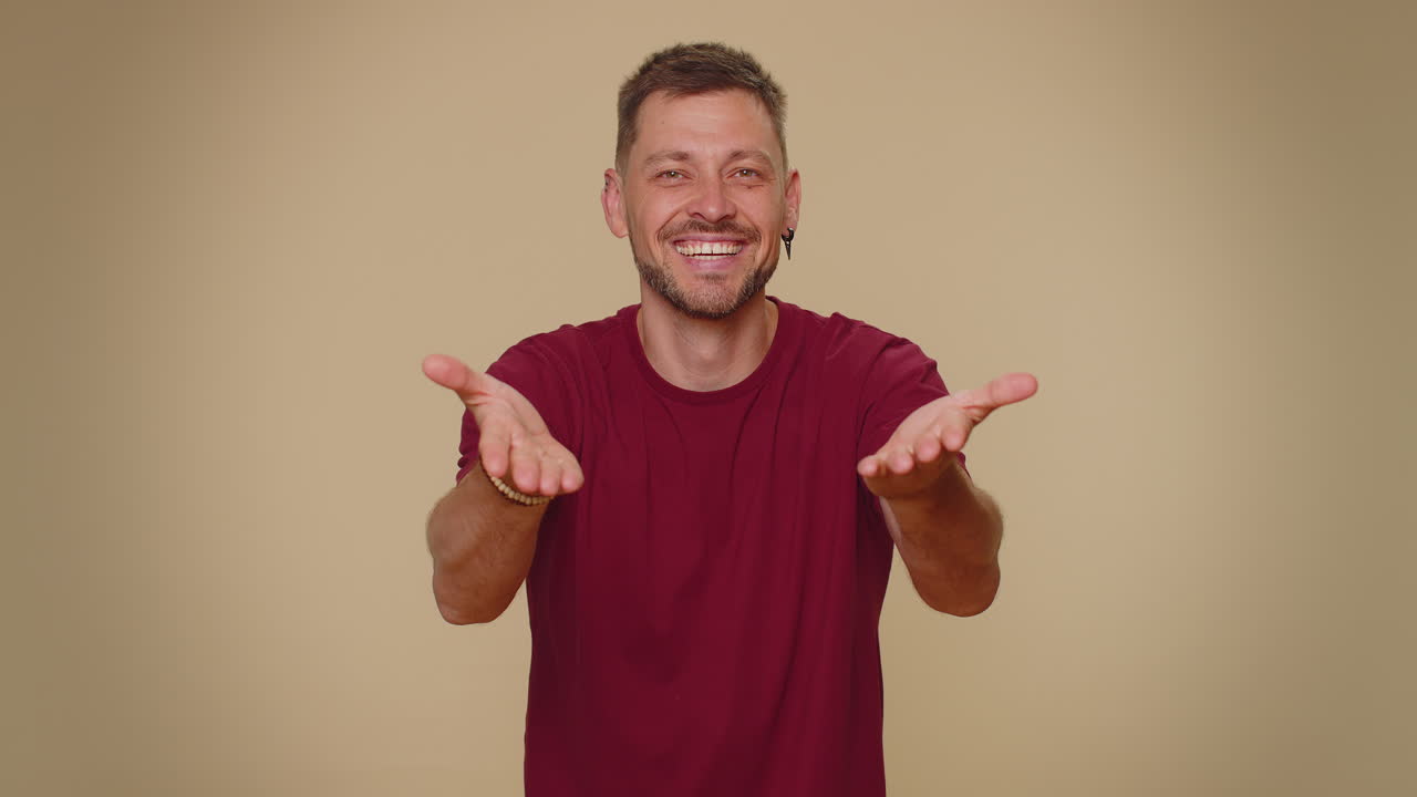 sonriendo romántico hombre guapo enviando besos al aire mirando a la cámara y sonriendo, extrañándote, amor