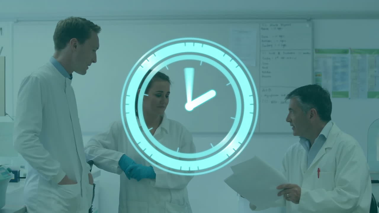 animación de reloj en movimiento sobre diversos científicos masculinos y femeninos en el laboratorio