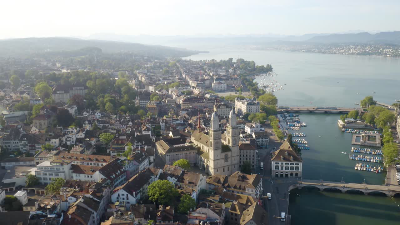 alta vista aérea de grossmunster en el centro histórico de zurich, suiza