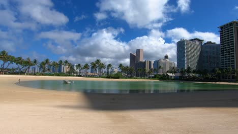 Bellas-Imágenes-De-Una-Tranquila-Bahía-De-Arena-Rodeada-De-Hoteles-En-Un-Día-Soleado-En-Hawaii