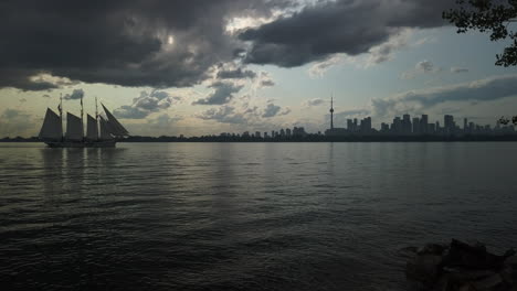 Majestätischer-Großsegler,-Der-In-Richtung-Der-Fernen-Skyline-Von-Toronto-Segelt