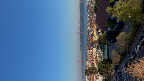 vista vertical aérea sobre el río tajo, el puente 25 de abril y lisboa, portugal