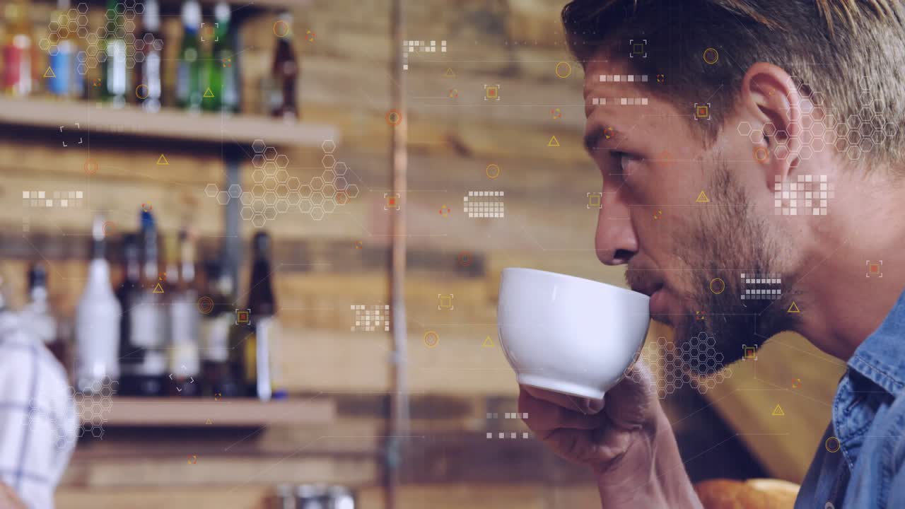 Cliente di sesso maschile che appoggia la mano accanto alla tazza al bancone di un bar, stringendo il manico e assaporando il caffè mattutino