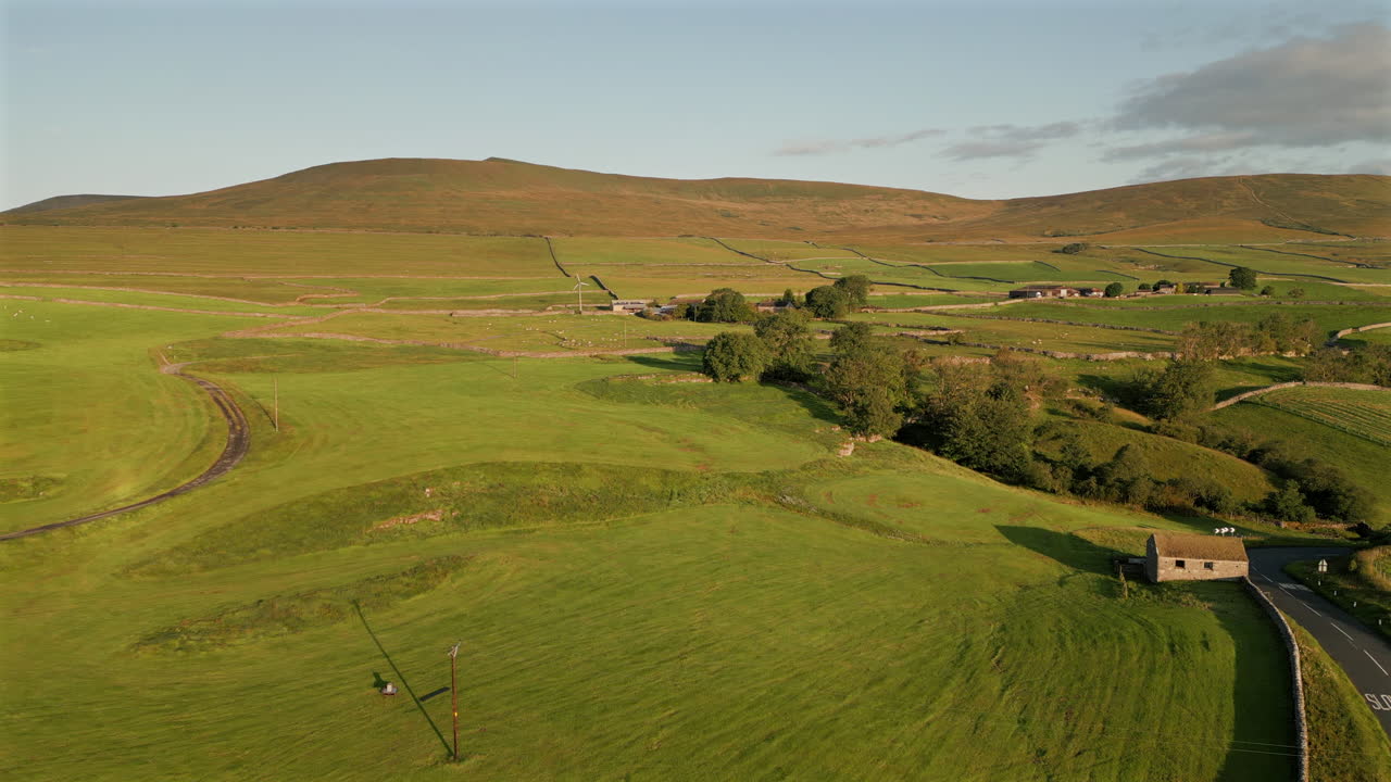 estableciendo un avión no tripulado disparado sobre los campos del norte de yorkshire con un camión conduciendo por