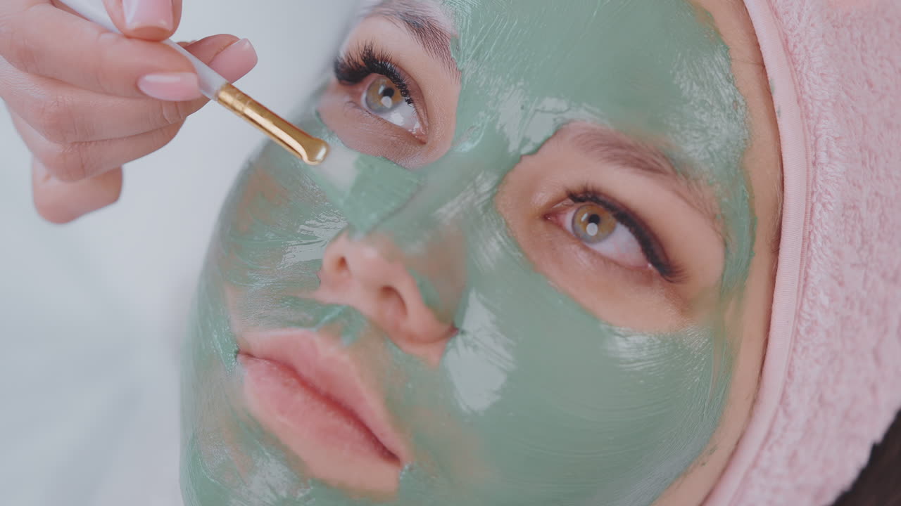 Frau bei einer Gesichtsmaskenbehandlung