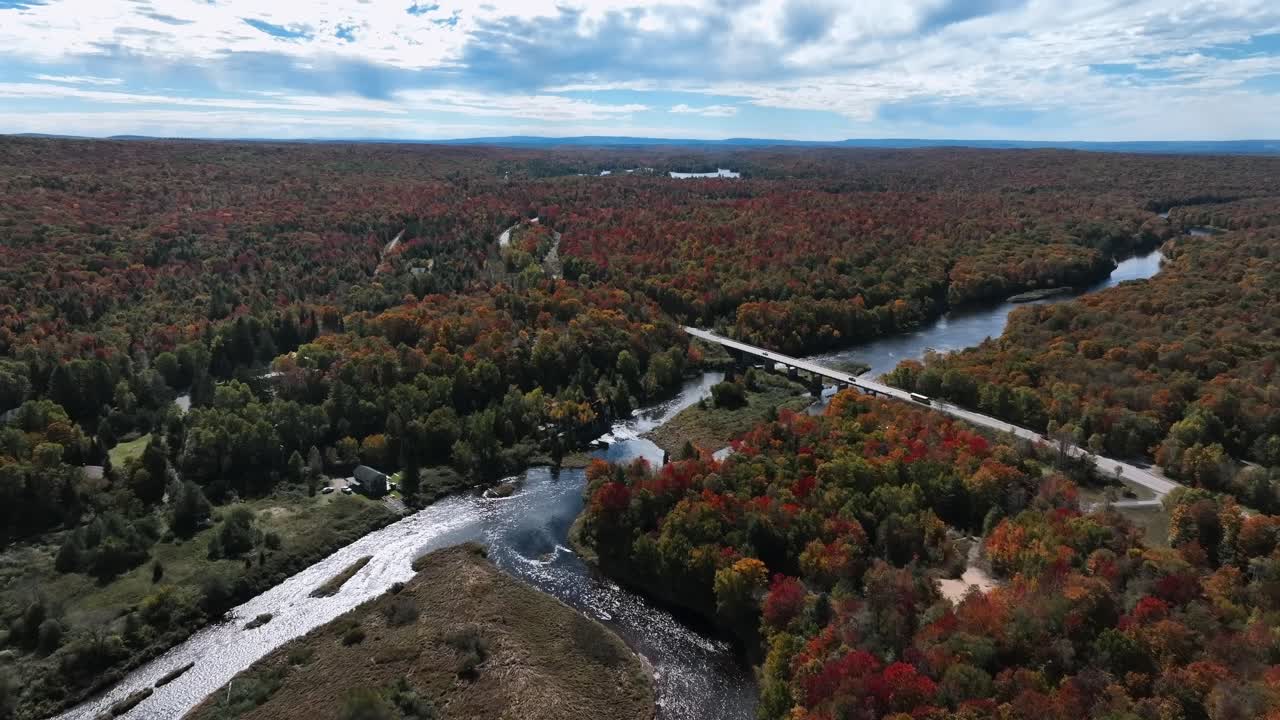 vista aérea sobre el bosque de otoño y el río en los ee.uu. - disparo de dron