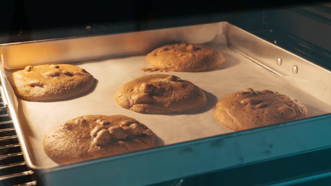 Premium stock video Timelapse of baking soft cookies in the oven