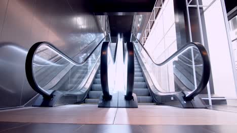 escaleras mecánicas modernas vacías. escaleras móviles subiendo y bajando.