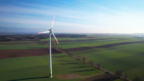 Erstaunlicher-Blick-Auf-Eine-Rotierende-Windkraftanlage-Auf-Dem-Bauernhof-An-Einem-Sonnigen-Tag