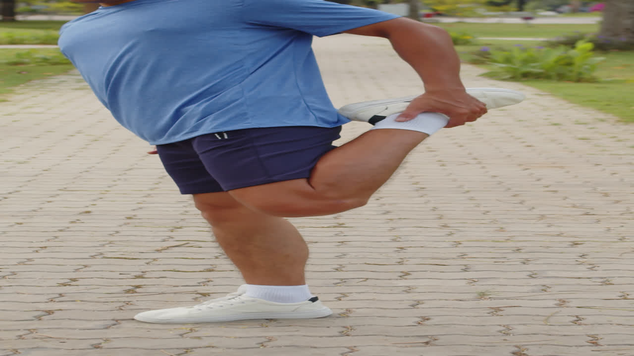 Deportista practicando ejercicio de tracción de pierna