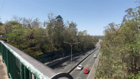 concurrida vista de la autopista desde el puente sobre el lapso de tiempo alejándose