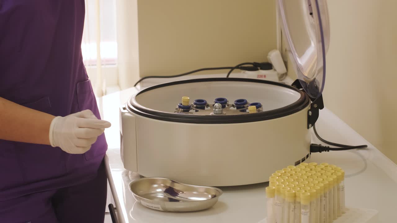 혈소판이 풍부한 플라즈마 준비: 손에 혈액을 가진 튜브, 원심분리기