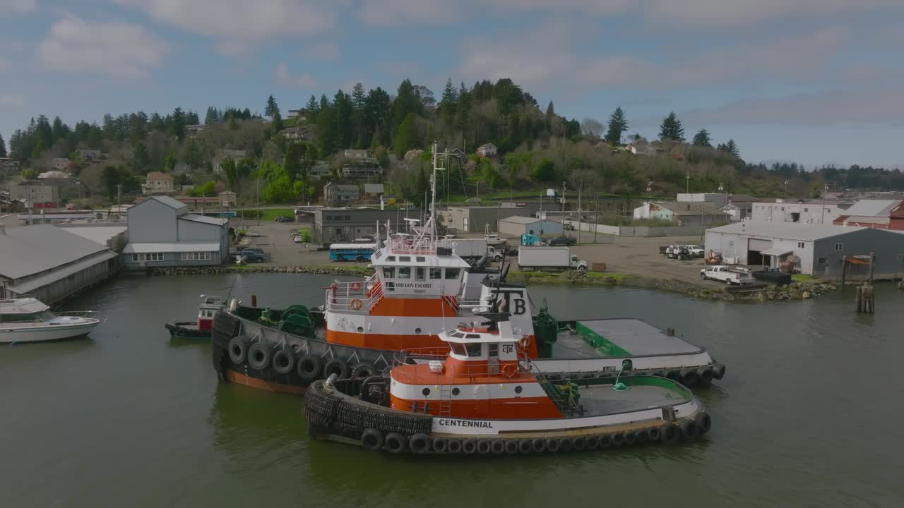 ubicado en coos bay, oregon sobre el istmo, mostrando remolcadores en coos tug boat, filmado con un dron dji mavic 3
