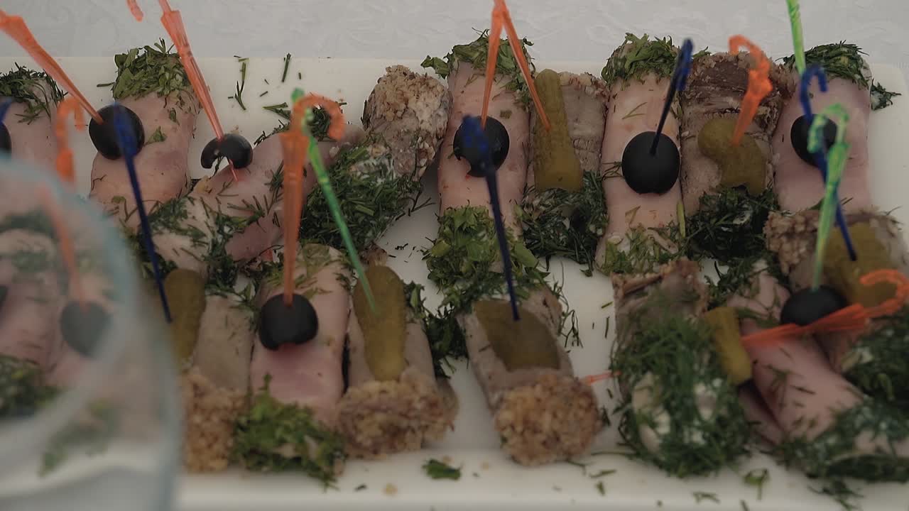 la mesa festiva se sirve con rollos de carne de cerca