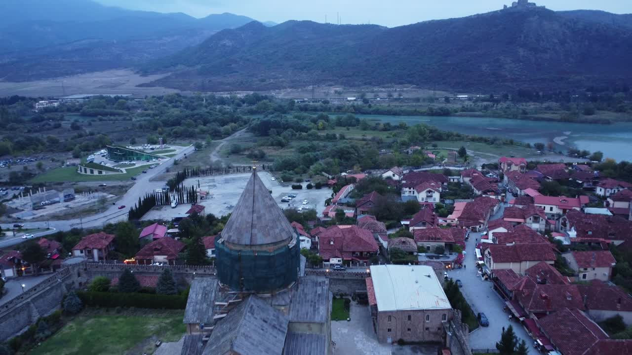 Kilisesi tadilatta olan küçük Gürcü turistik kasabası.