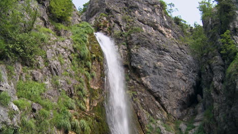 Aufnahme-Eines-Wasserfalls-Im-Theti-Nationalpark-In-Albanien