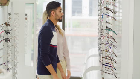 un óptico o optometrista amigable que ayuda