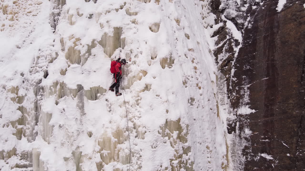 캐나다에서 얼음 등반을 하는 두 명의 등반가