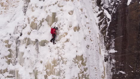 Eisklettern-Mit-Zwei-Kletterern-In-Kanada