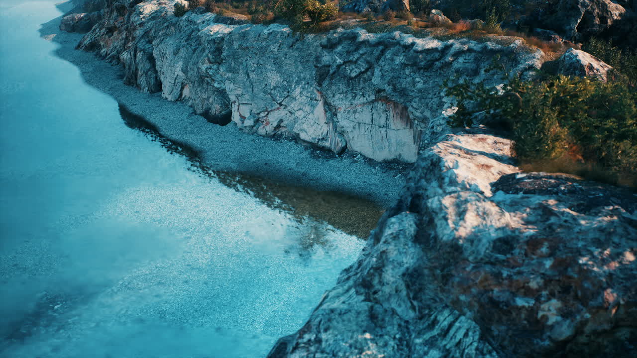 río que fluye a través de la cara rocosa del acantilado