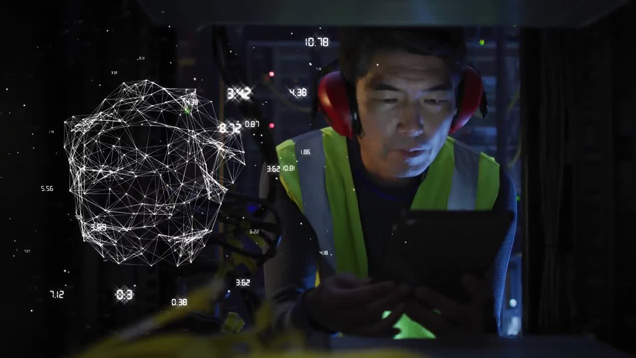 아시아 남성 it 엔지니어와 태블릿 컴퓨터 서버를 통해 연결된 지구의 애니메이션