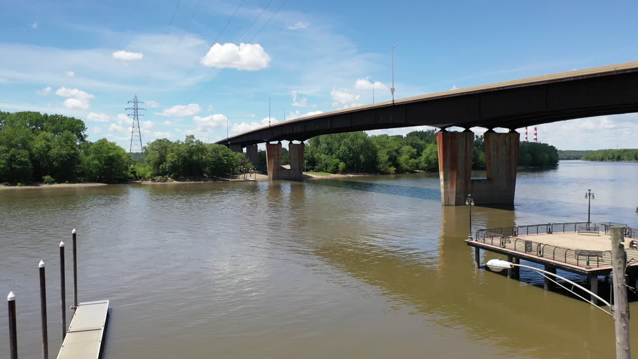 해변을 뒤로 패닝하는 다리의 조감도