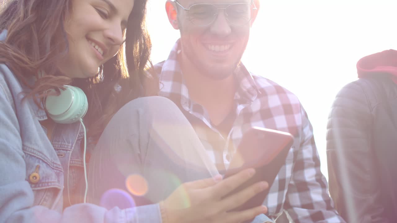 vista de mano de amigos chequeando noticias por teléfono móvil
