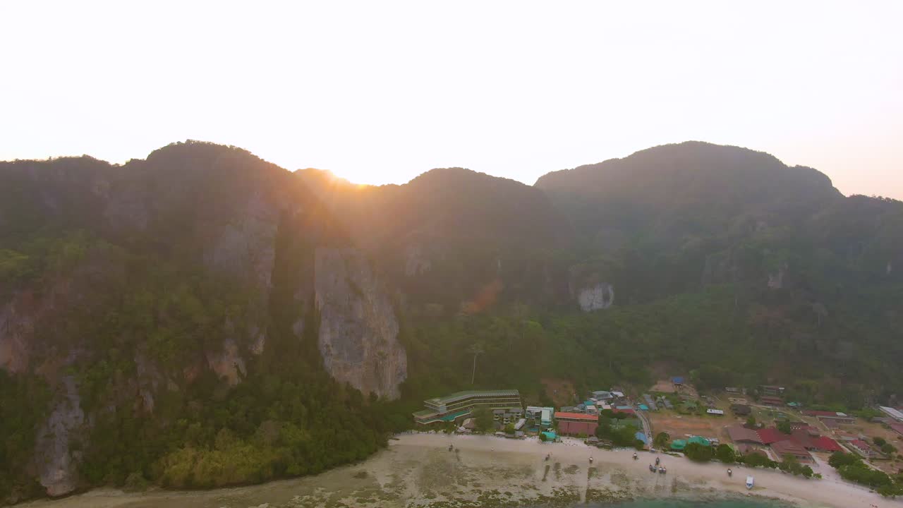 열대 섬 해변 휴양지 에서 해가 지는 것