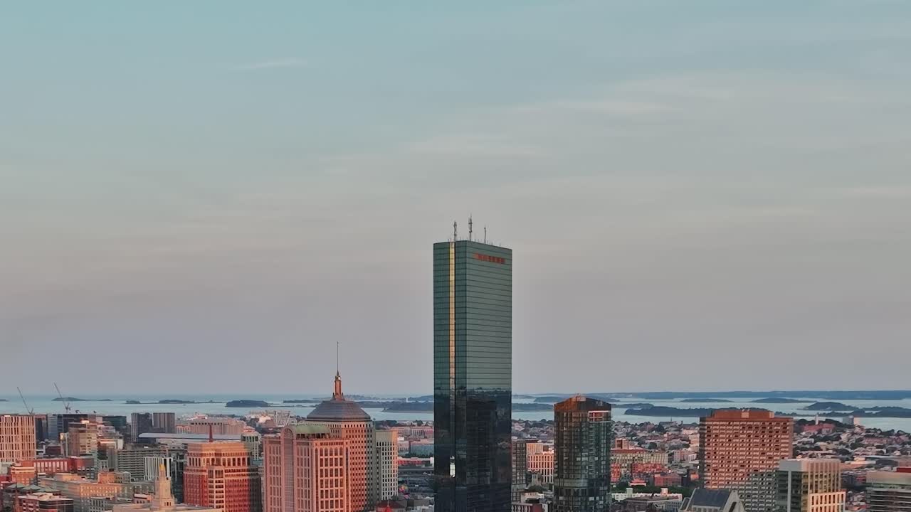 Vista dello skyline cittadino con torri e acqua sullo sfondo negli Stati Uniti