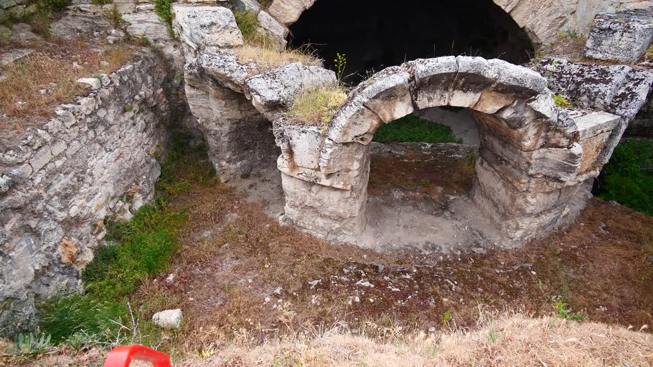 터키 파묵칼레에 있는 오래된 역사적 로마 시대의 폐허가 된 벽돌 건물로 패닝