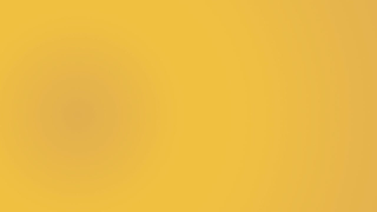 женская блогерка держит в руке маленькое красное сердце на желто-оранжевом фоне. как в социальной сети. день святого валентина, международный женский день, любовь