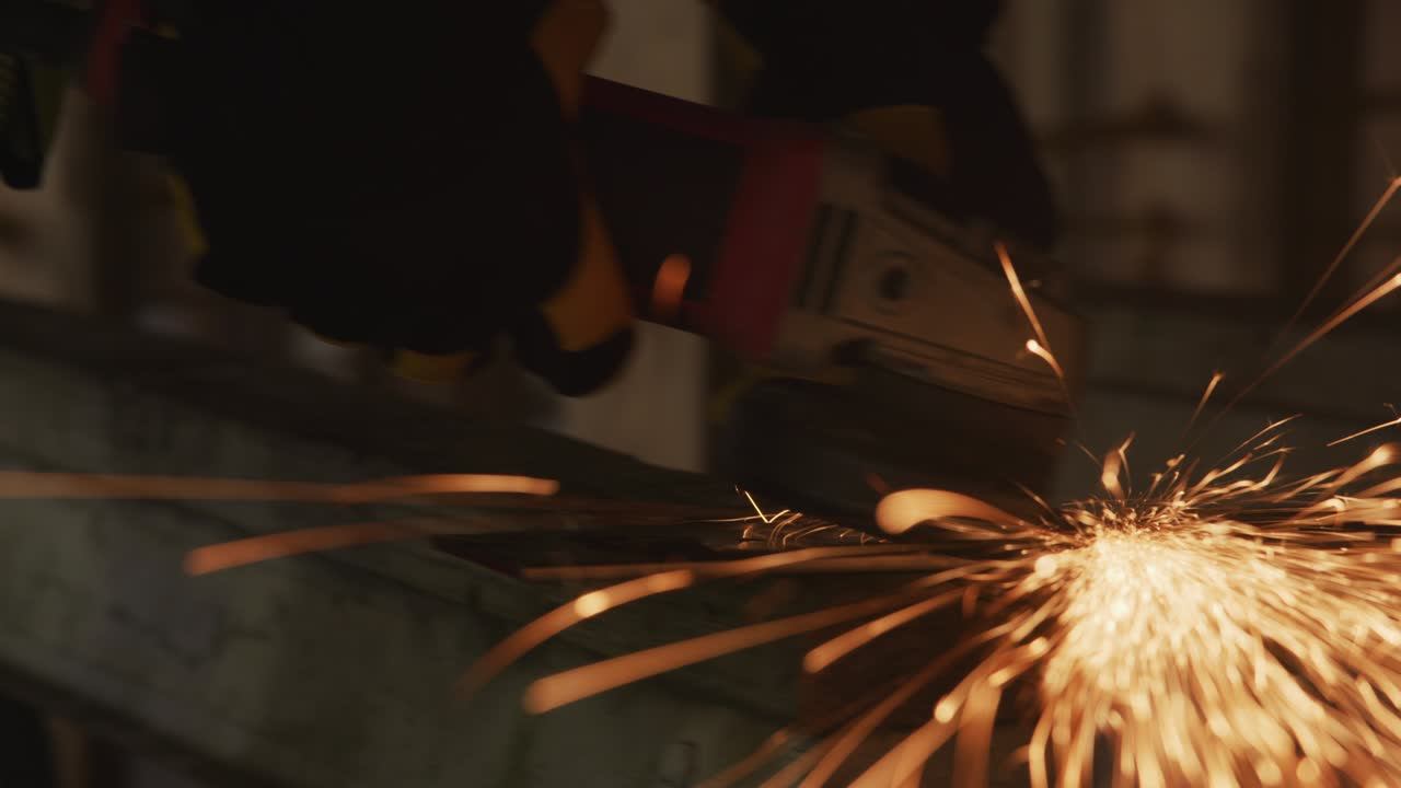 trabajador de la construcción moliendo metal, primer plano