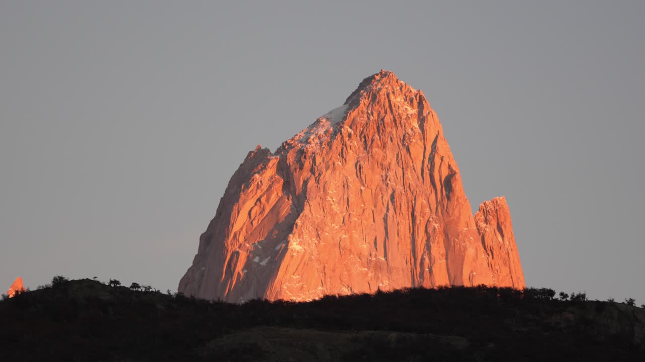 vista estática y ampliada del icónico pico del monte fitz roy al amanecer en la patagonia, argentina, mostrando sombras y luces contrastantes